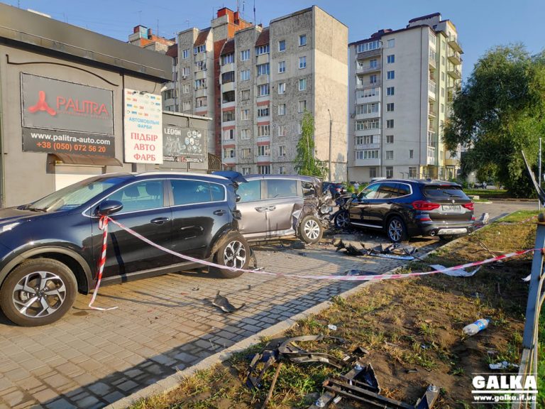 В ніч на понеділок біля нічного клубу водійка BMW розбила п’ять машин (ФОТО, ВІДЕО)