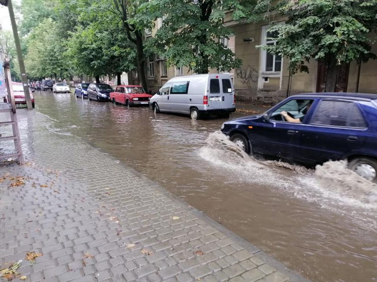 Нова дорога – проблеми старі. Франківці скаржаться на ще одну відремонтовану, але затоплену вулицю (ФОТО)