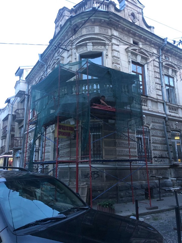 У старій кам’яниці на Вірменській реставрують аварійний балкон (ФОТО)