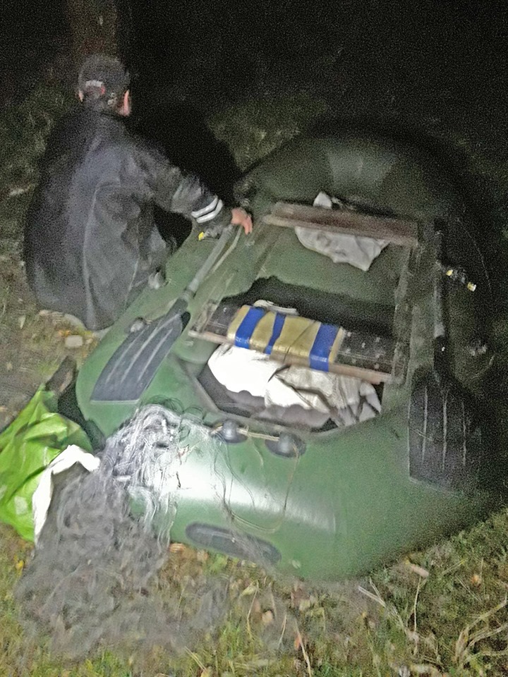 На Бурштинському водосховищі затримали браконьєра з човном та 200-метровою сіткою (ФОТО)