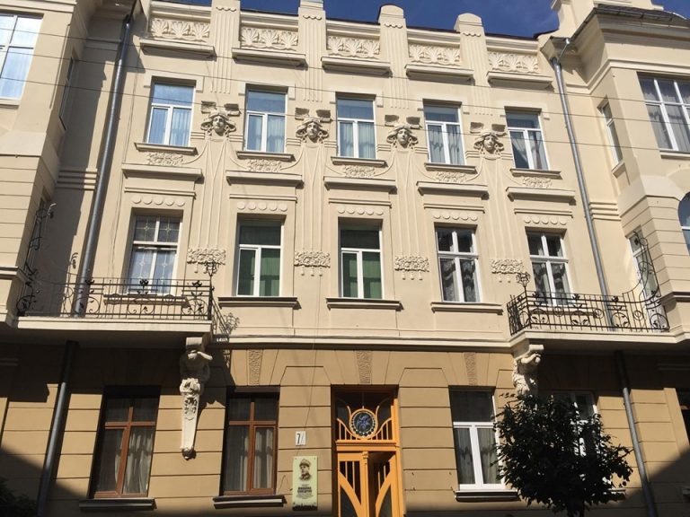Відновлена ліпнина і старовинні двері з вітражами: у Франківську показали відреставрований будинок (ФОТО)