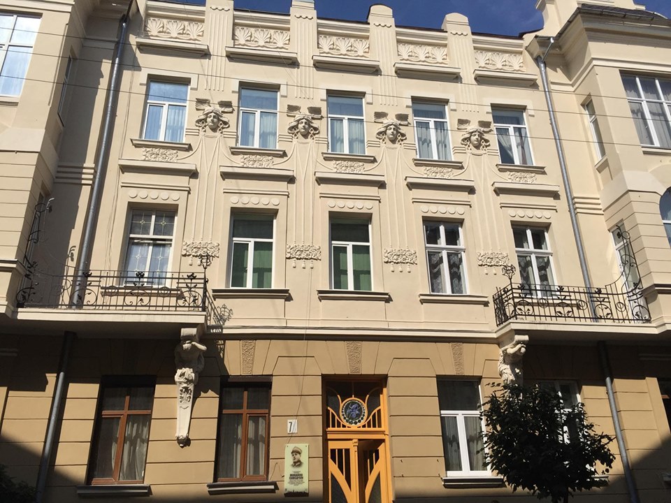 Відновлена ліпнина і старовинні двері з вітражами: у Франківську показали відреставрований будинок (ФОТО)