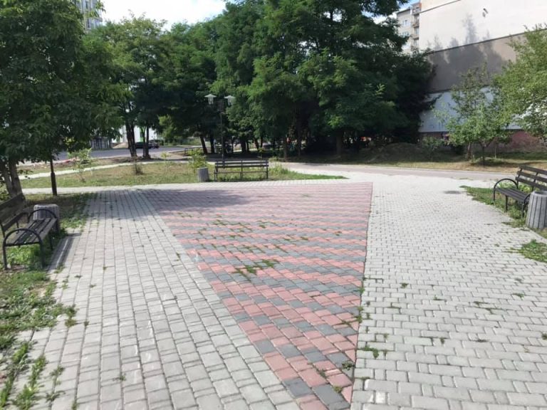 Франківські комунальники навели лад у дворі на Каскаді (ФОТО)