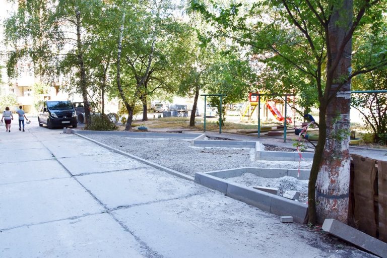 На Каскаді взялися ремонтувати один з найбільших дворів (ФОТО)