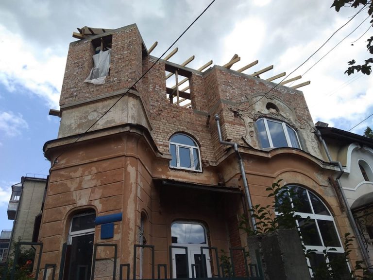 Чергову франківську історичну пам’ятку спотворюють надбудовою (ФОТОФАКТ)