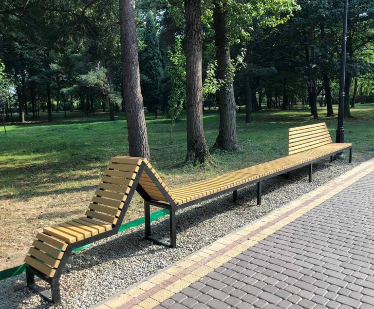 Зі спинкою і без неї: у парку Шевченка встановили незвичайну лавочку (ФОТО)
