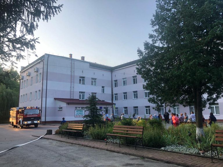 Через пожежу удосвіта евакуйовували пацієнтів онкологічного центру (ФОТО)