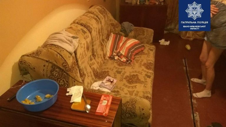 У Франківську горе-матір залишила однорічну дитину саму у квартирі з вибитими дверима (ФОТО)
