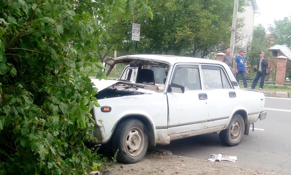 У Калуші “ВАЗ” не розминувся з електроопорою після зіткнення з “Ніссаном” (ФОТО)