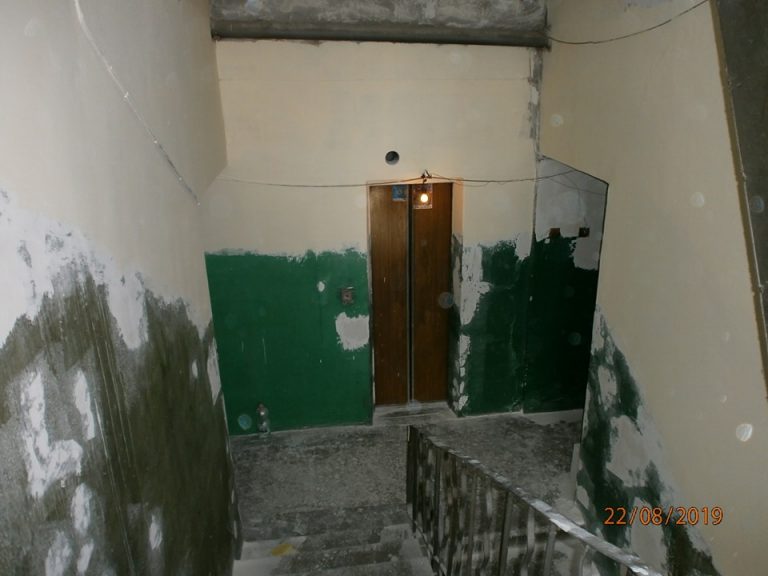 Триває ремонт під’їзду будинку на Бандери, який постраждав від масштабної пожежі (ФОТО)