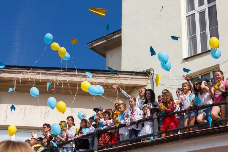 З франківської Ратуші діти запустили десятки паперових літачків (ФОТО)