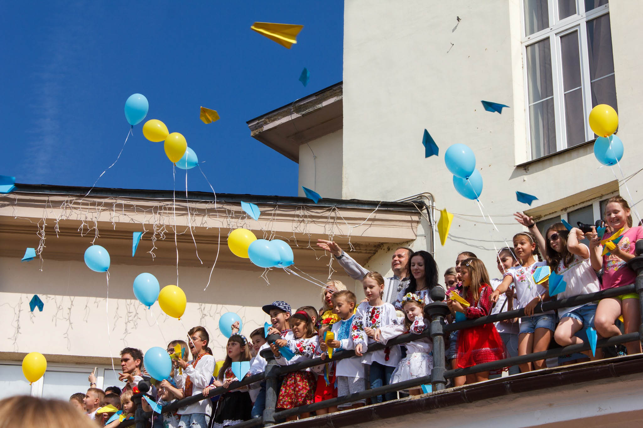 З франківської Ратуші діти запустили десятки паперових літачків (ФОТО)