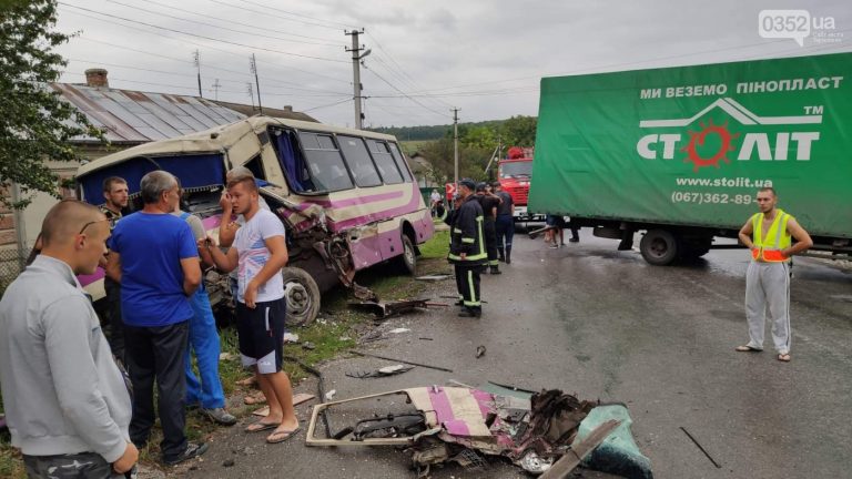 Автобус “Вінниця-Яремче” втрапив у ДТП на Тернопільщині, є травмовані (ФОТО, ВІДЕО)