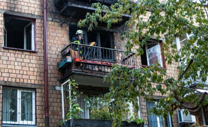 У Києві горіла п’ятиповерхівка. Люди, рятуючись, стрибали з балкону (ФОТО, ВІДЕО)