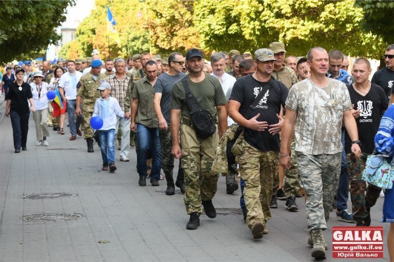 Сотні прикарпатців ходою центром Франківська вшанували загиблих в Іловайську (ФОТО)