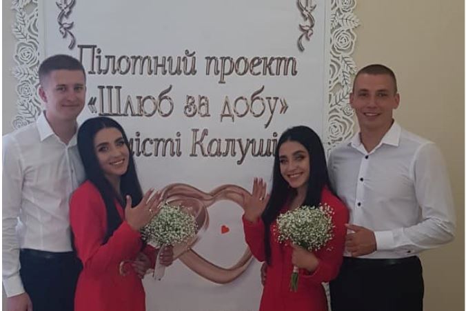Незвичне весілля. У Калуші дві сестри-близнючки одружилися в один день (ФОТО)