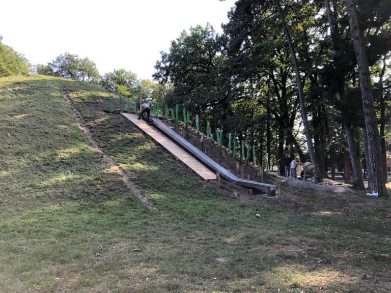У центральному парку Франківська облагороджують гірку для скелелазіння (ФОТО)