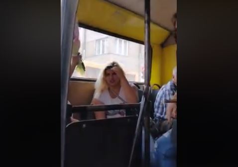 У франківській маршрутці спіймали на крадіжці дівчину, яку вже затримували за такі злочини (ВІДЕО)