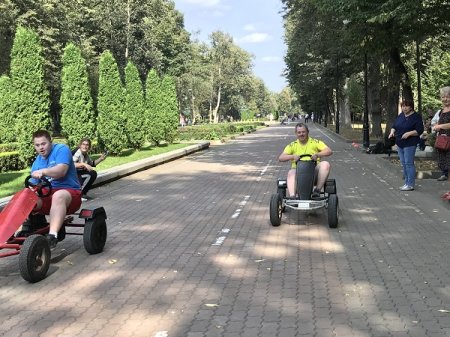 Для юних франківців з інвалідністю влаштували перегони на веломобілях (ФОТО)