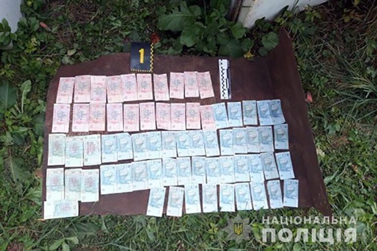 На Долинщині злодій поцупив гроші з дому 57-річної прикарпатки. Грабіжника затримали сусіди (ФОТО)