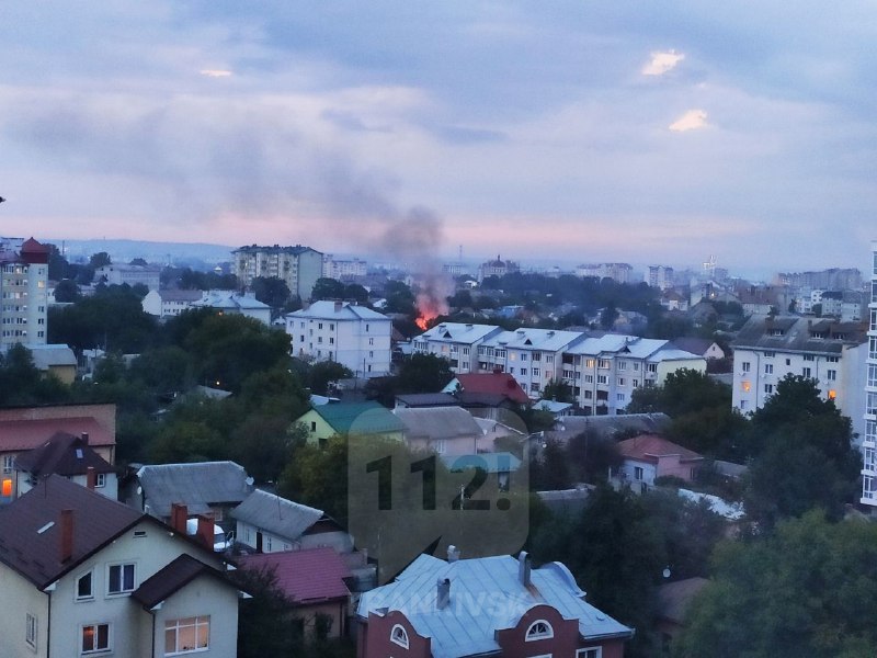 Ввечері на вулиці Опільського сталася пожежа – спалахнула покрівля гаражів (ФОТО, ВІДЕО)