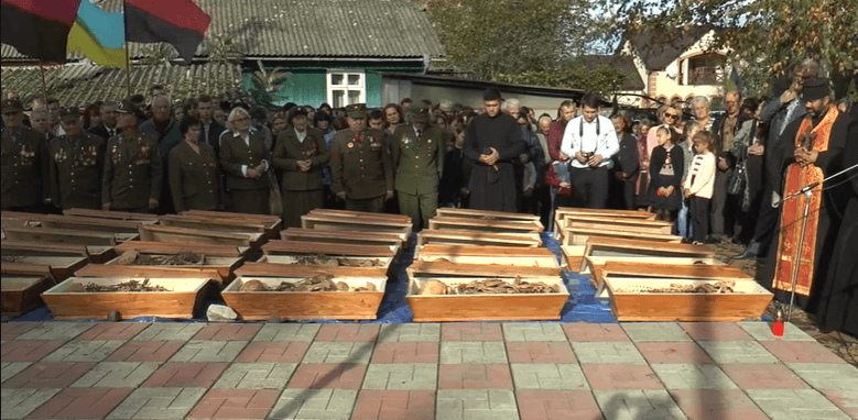 У селі на Прикарпатті перепоховали рештки жертв НКВД (ВІДЕО)