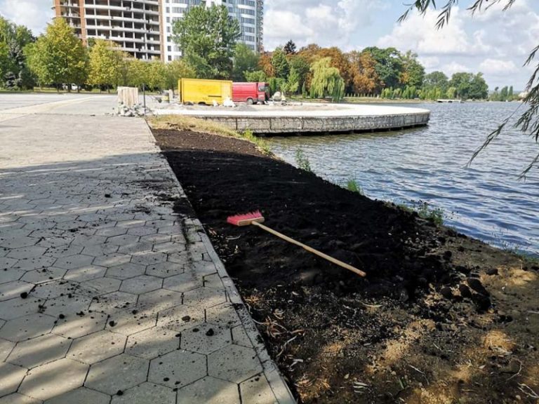 Через мільйонні борги ремонт франківського озера не завершать цього року
