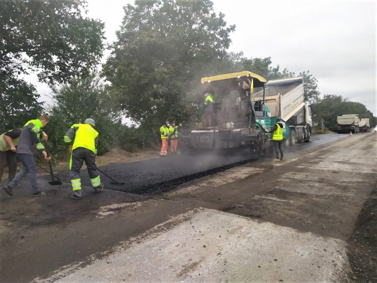 Дорогу держзначення асфальтують на Городенківщині (ФОТО)