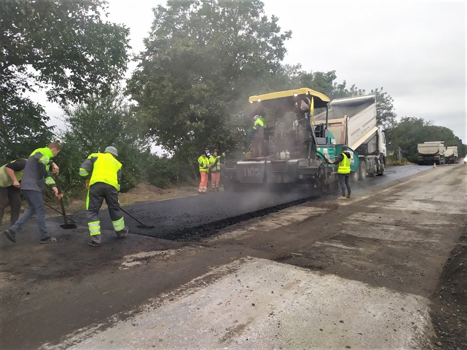 Дорогу держзначення асфальтують на Городенківщині (ФОТО)