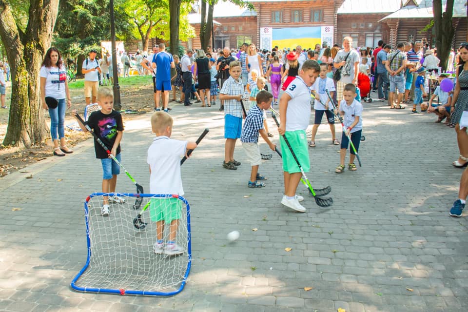 Як юні франківці перше вересня у міському парку святкували (ФОТО)