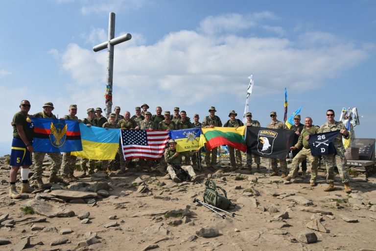 Десята штурмова бригада спільно з військовими різних країн піднялися на Говерлу (ФОТО)