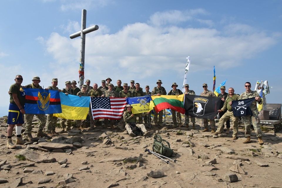Десята штурмова бригада спільно з військовими різних країн піднялися на Говерлу (ФОТО)