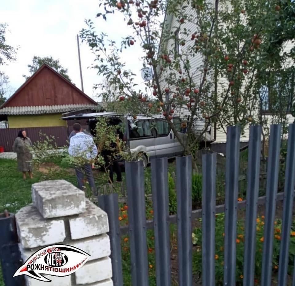 У Рожнятівському районі мікроавтобус з п’яним водієм врізався у житловий будинок (ФОТО)