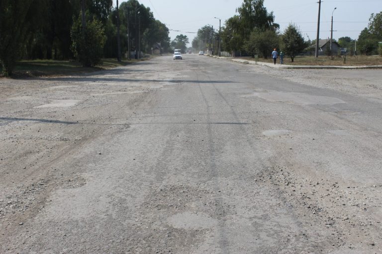 Багатомільйонний ремонт Автоливмашівської розпочали з копання дощівок (ФОТО)