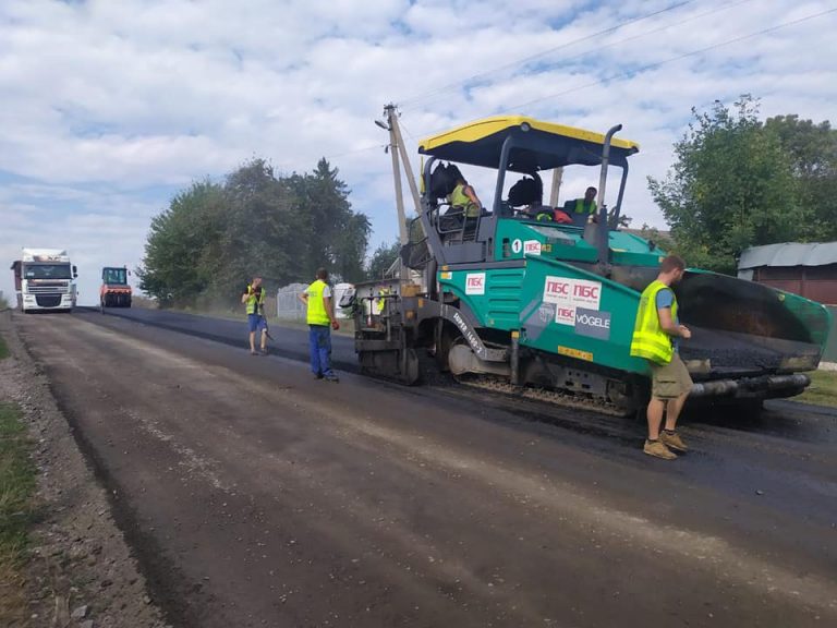 У селі на Тлумаччині асфальтують дорогу (ФОТО)