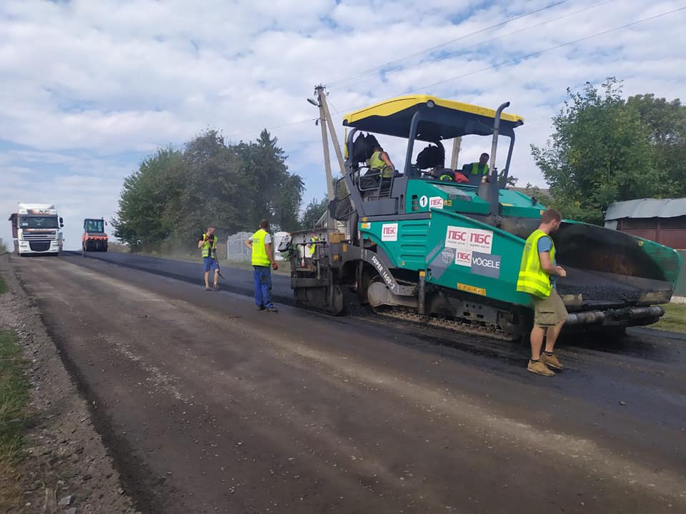 У селі на Тлумаччині асфальтують дорогу (ФОТО)
