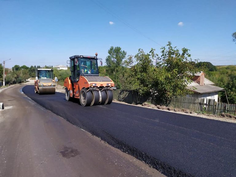 У Городенці асфальтують важливу для дороги держзначення вулицю (ФОТО)