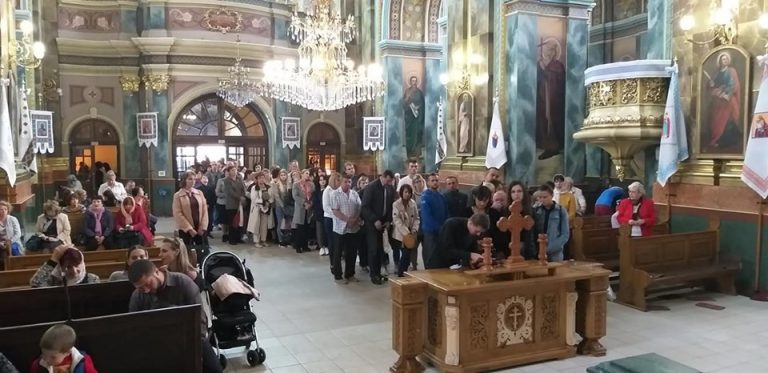 Сотні франківців стоять у черзі до Частинки Хреста, на якому розіп’яли Ісуса (ФОТО)