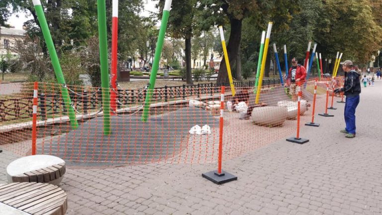 На Міцкевича відремонтували дитячий простір, але його продовжують нищити мешканці міста (ФОТО)