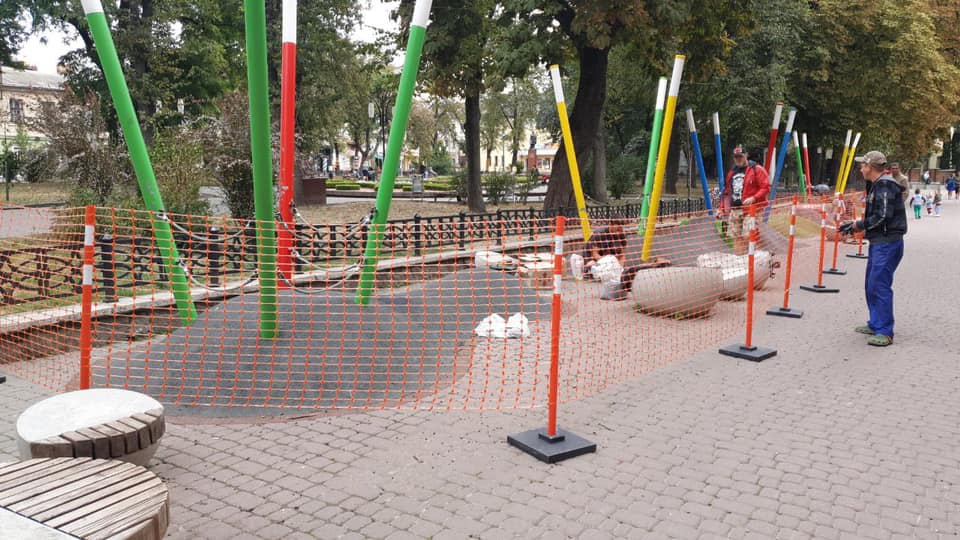 На Міцкевича відремонтували дитячий простір, але його продовжують нищити мешканці міста (ФОТО)