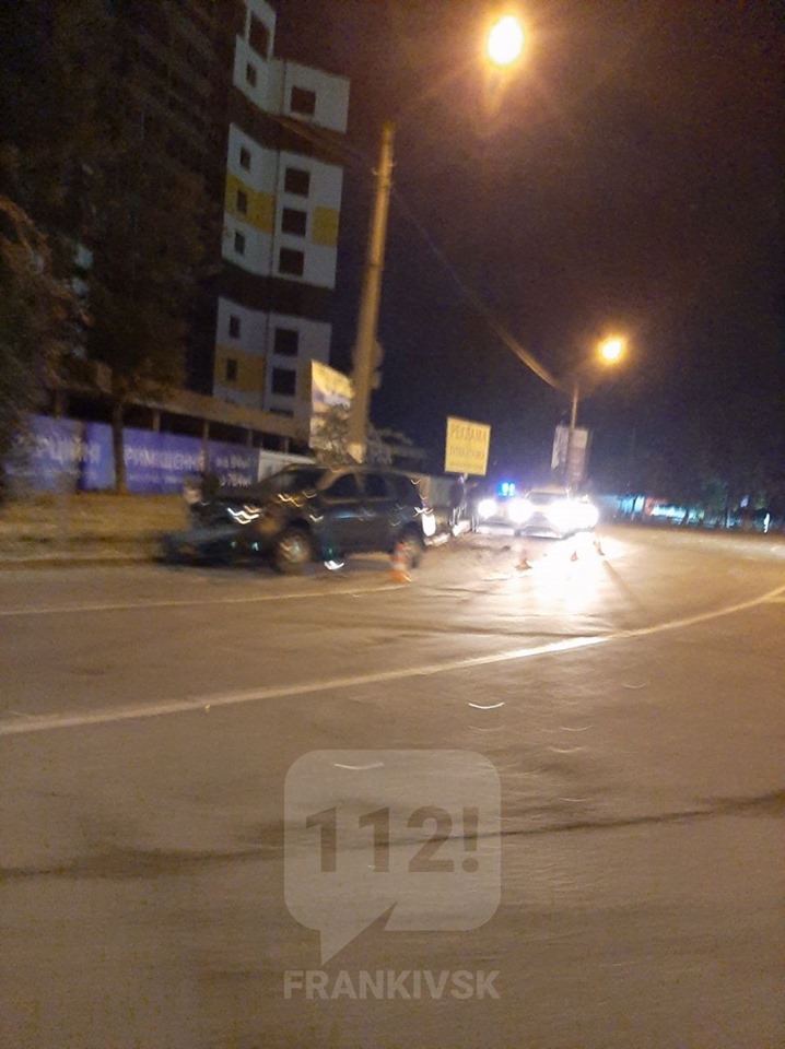 Вночі на Мазепи розбили службове авто “Муніципальної варти”, водій втік (ФОТО)