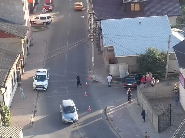 На вулиці Сліпого водій Ауді в’їхав у паркан (ФОТО, ОНОВЛЕНО)