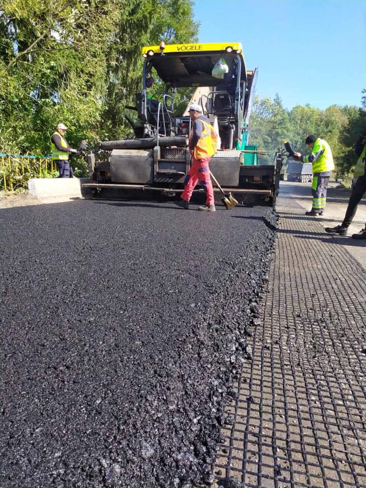 У селі на Городенківщині продовжують ремонтувати дорогу держзначення (ФОТО)