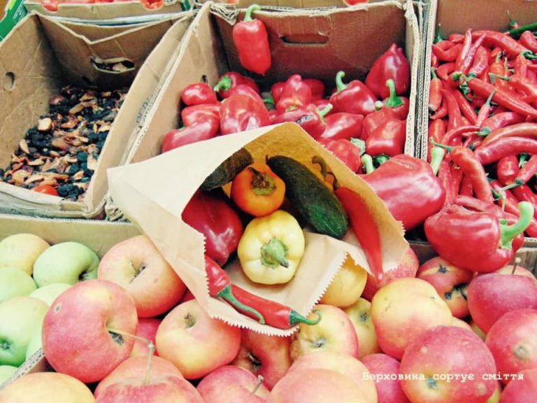 Замість поліетилену: на ринку Верховини можна купувати продукти в паперових пакетах