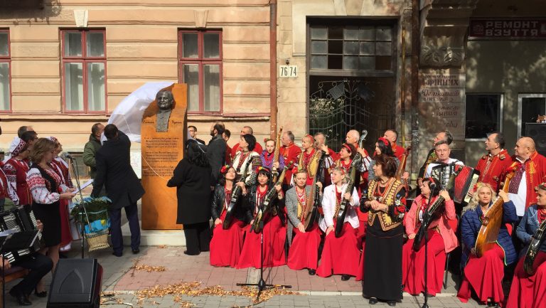 “У вишиванці й з посмішкою”: на Шевченка відкрили пам`ятник відомому письменнику Степанові Пушику (ФОТО, ВІДЕО)