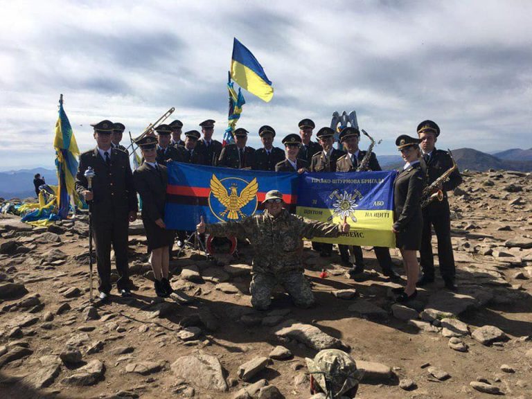 Бійці прикарпатської “десятки” зіграли концерт на вершині Говерли і встановили національний рекорд (ФОТО)