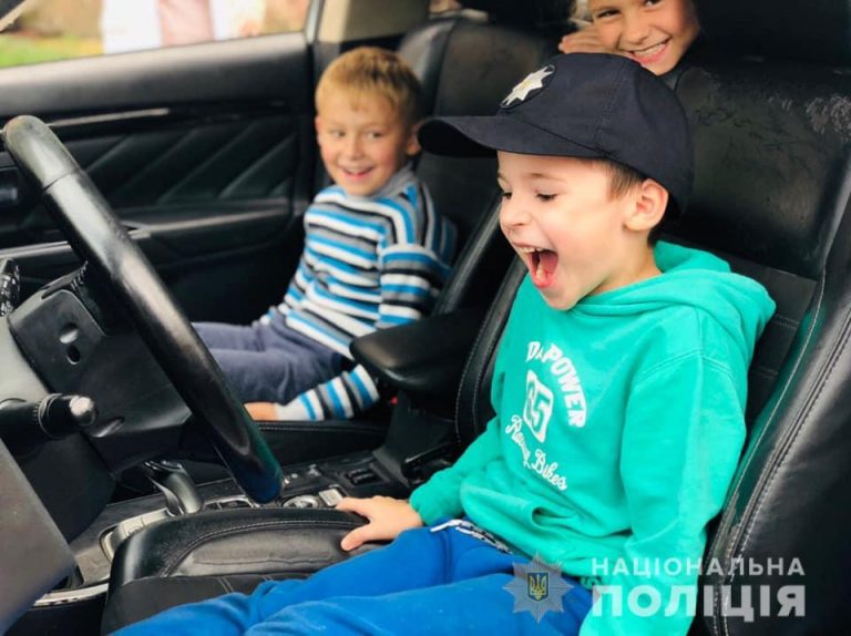 Прикарпатські поліцейські відвідали школярів, які мають порушення слуху  (ФОТО)
