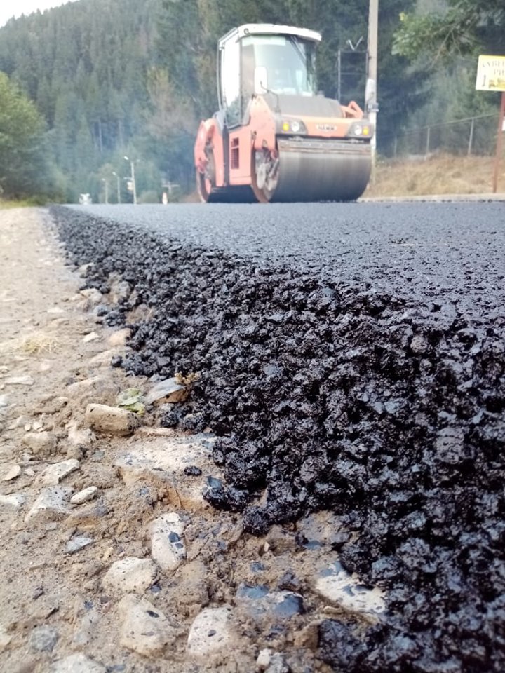 Дорогу Ворохта – Верховина активно асфальтують (ФОТО)
