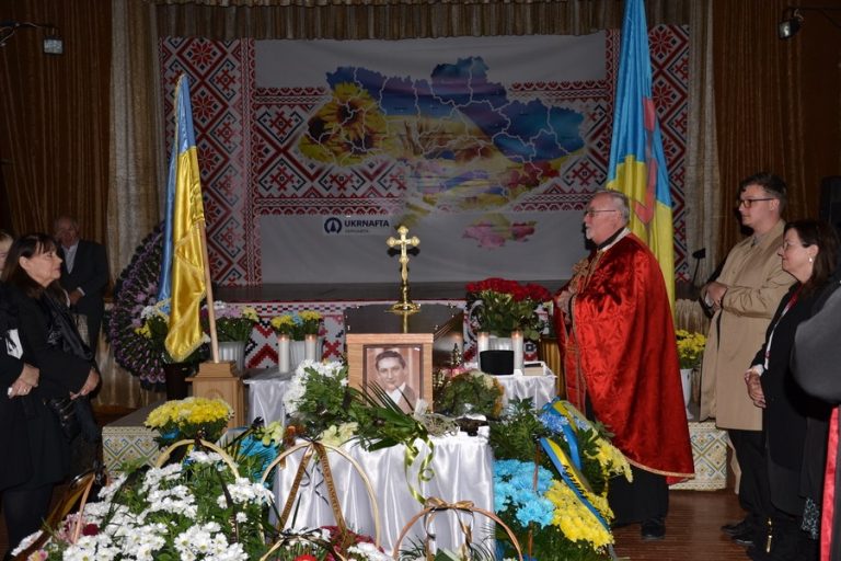 У Надвірній поховали всесвітньо відомого бандуриста (ФОТО)