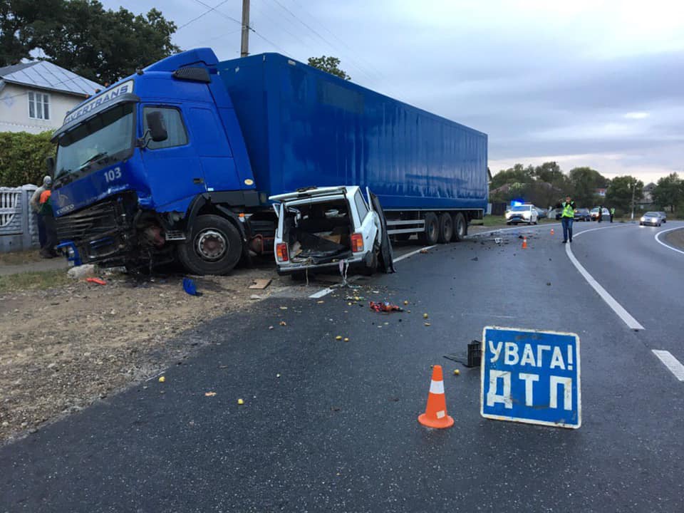 У Рогатинському районі автомобіль зіткнувся з вантажівкою – двоє людей загинуло (ФОТО)